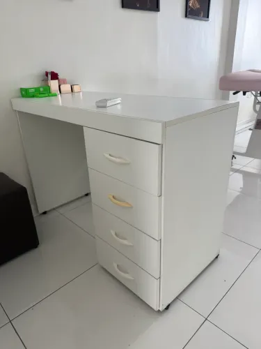 Mesa de escritório com gaveta MDF