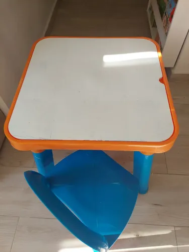 Mesa infantil com divisórias 