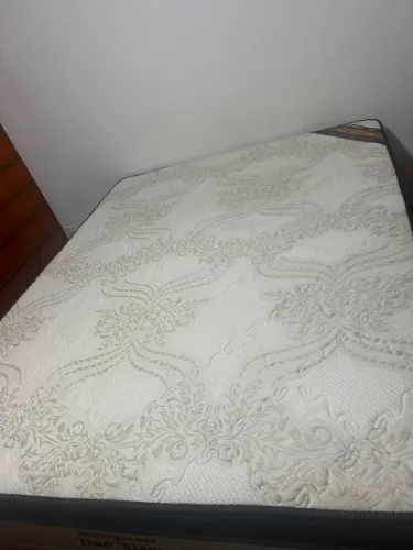 Vendo cama queen com colchão 
