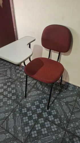 Vendo cadeira de estudo em ótimo estado de conservação .
