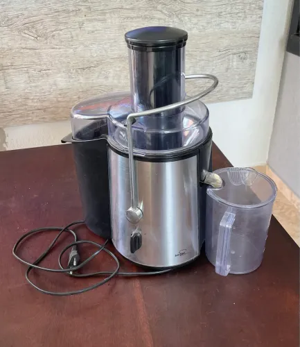 Centrífuga / Extrator de Suco 110v/127v em Inox - Com Copo Coletor
