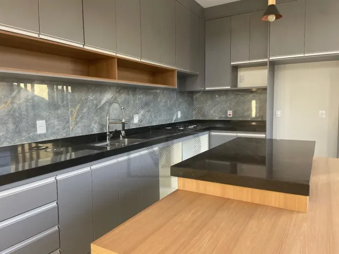 Bela casa à venda em condomínio residencial, em Tatuí-SP.
