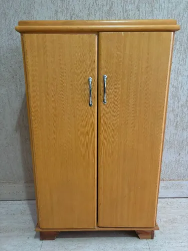 Sapateira de madeira