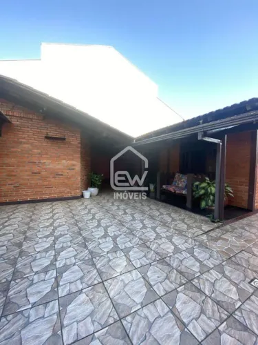 Casa com Área Total de 390m² em Massaranduba, SC