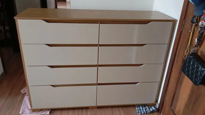 Cômoda Moderna 8 Gavetas em Madeira Clara - Design Minimalista