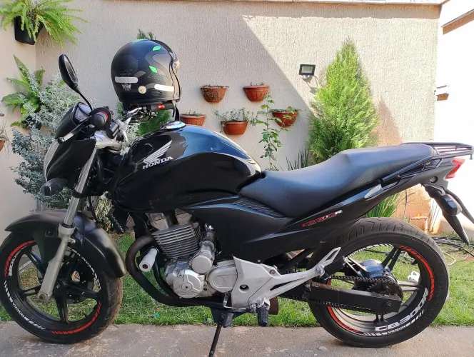Vendo cb 300 r motor novo e cabeçote vela fina ,moto possui multas