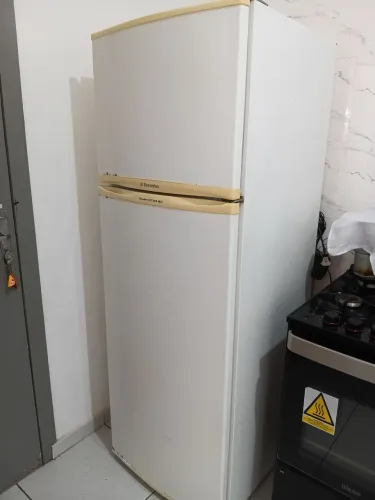 Geladeira Electrolux funcionando perfeitamente pra vender logo