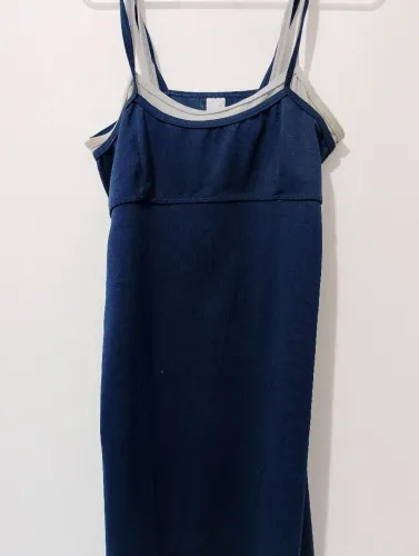 Vestido tipo camisola azul marino con breteles<br>