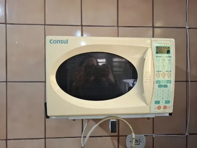 Microondas Consul, com suporte incluso.