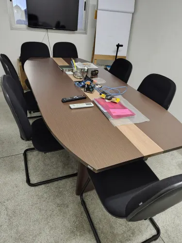 Mesa de reunião 2,20x1,05 com 8 cadeiras