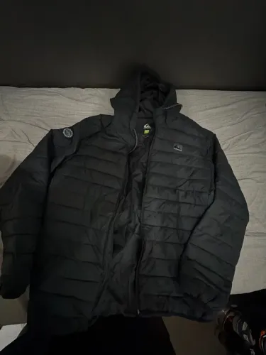 Jaqueta puffer Quiksilver preta GG