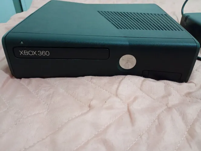 OFERTA VENDO: Xbox 360 Slim Vem manete. Jogos: watch dogs 1 e PRG 4 