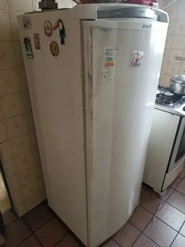 Geladeira em bom estado, gelando perfeitamente