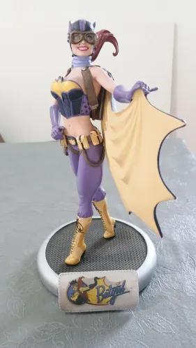 Boneco de bombshell Batgirl.