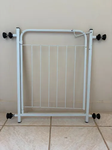 portão segurança pet ajustável na porta , altura 70cm, larg 64 a 72cm