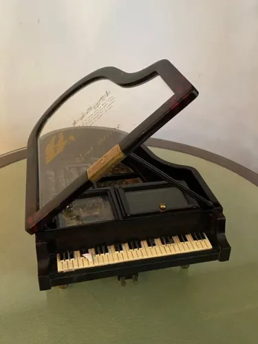 Caixa De Música Em Formato De Piano