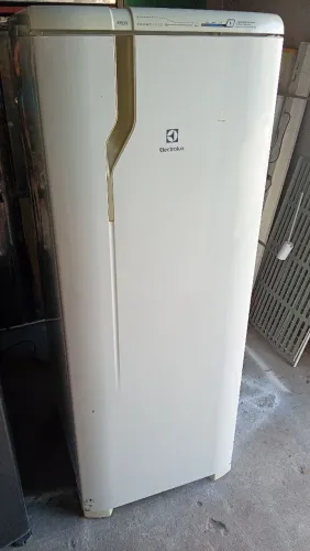 VENDO GELADEIRA ELECTROLUX FROST FREE GELANDO PERFEITO. FAÇO A ENTREGA