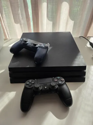 Playstantion 4 Pro (PS4) + 2 controles + 2 jogos