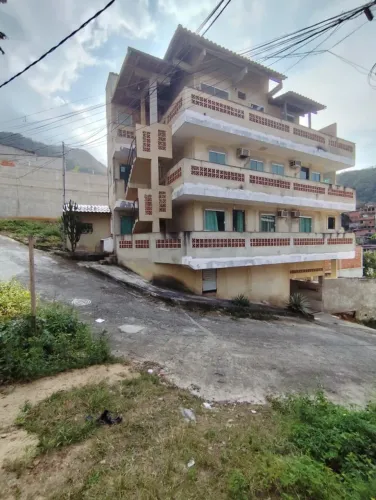 Vendo Predio com 4 Apartamentos na Estrada dos Teixeiras Taquara