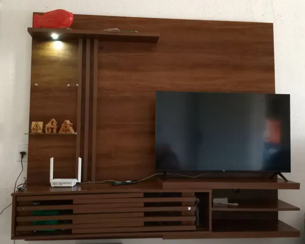 Painel de TV com rack suspenso