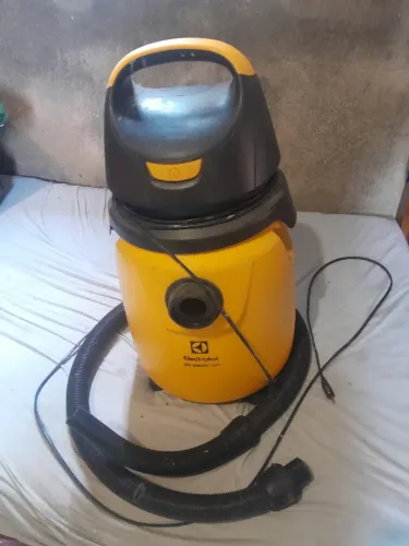 Aspirador de pó Electrolux funcionando normalmente