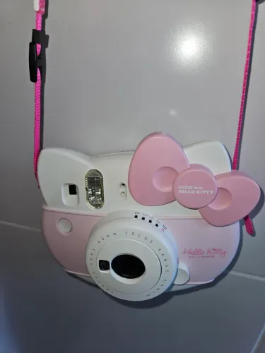 Sanrio Câmera Instantânea Fujifilm Instax Mini no modelo especial da Hello Kitty.