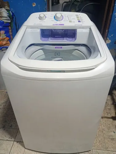 Vende-se máquina Eletrolux 10,5kg com garantia de 60 dias.