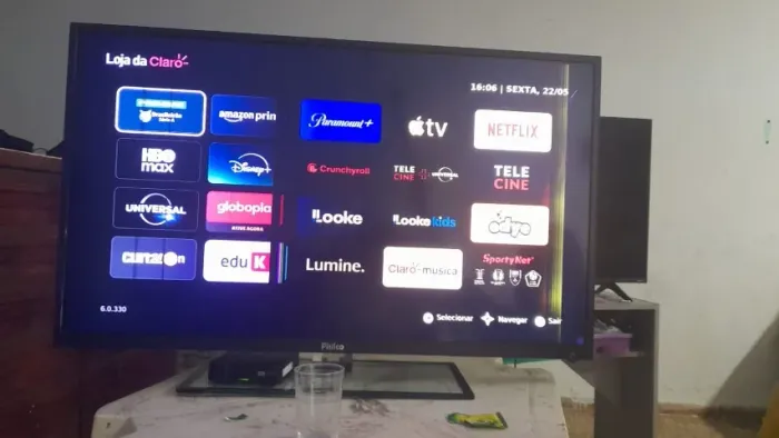 Tv 43 polegadas Philco obs: retirada de peças, mas está funcionando, uma listra na tela 