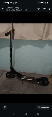 Dois Patinetes da marca Scooter e um Patins