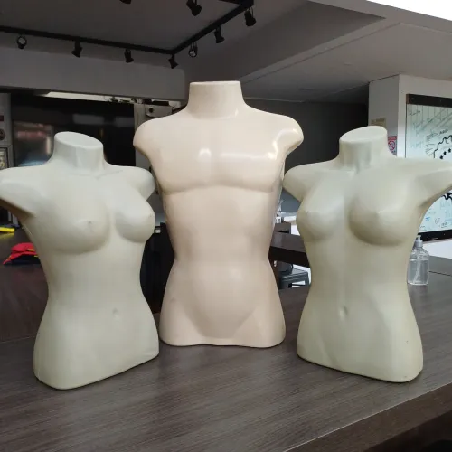 3 manequins meio busto. 2 feminino 1 masculino. Retirar