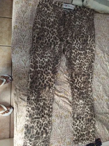 Vendo calça animal plints. Usada somente uma vez. Veste super bem no corpo. *