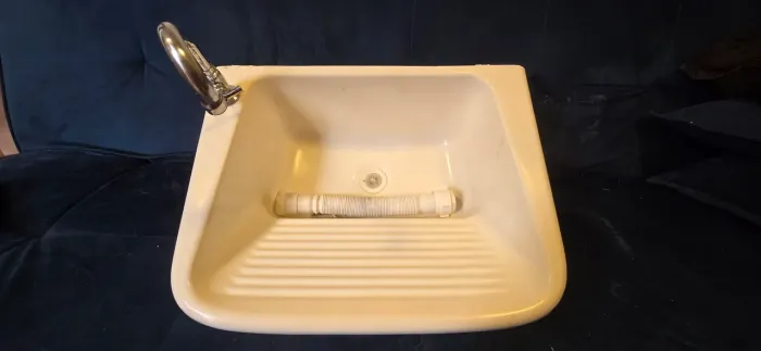 Tanque de lavar roupas com fixação na parede