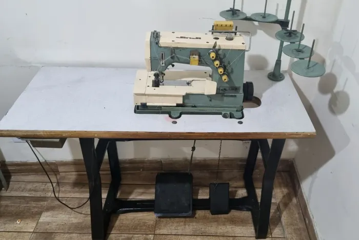 Máquina de Costura Galoneira Industrial Jinji GK73-2 (Colarete)