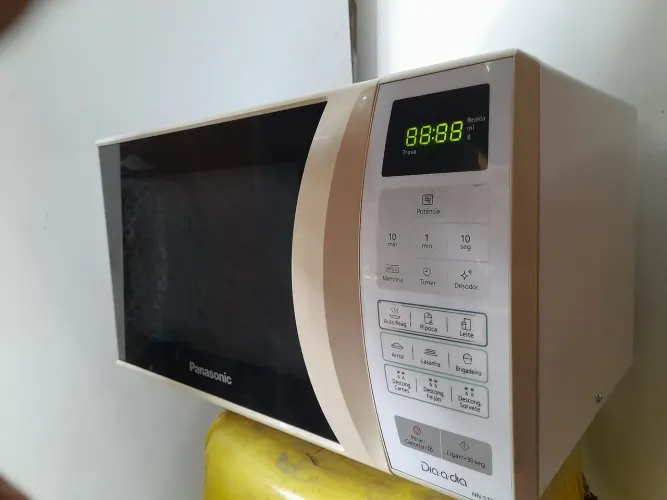 Vendo Micro-ondas PANASONIC 21 litros Telefone *