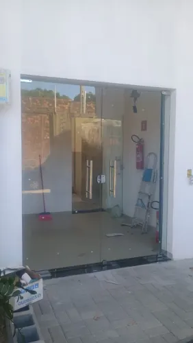 Manutenção de porta de vidro.
