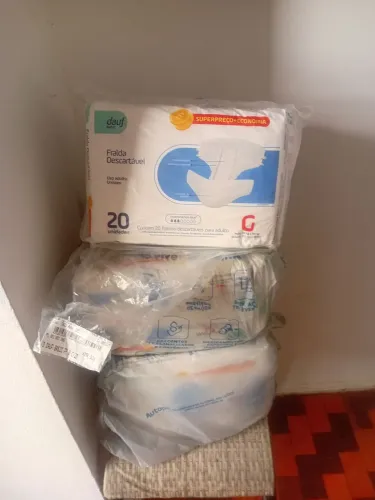 Vendo 6 pacotes de fraldas geriatricas 