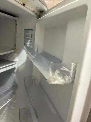 Geladeira porta com defeito
