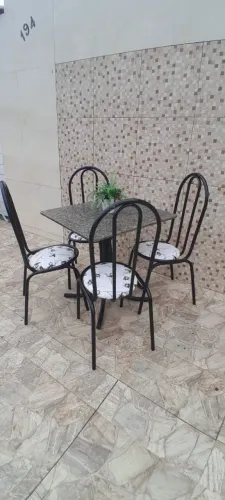 4 cadeiras e mesa quadrada