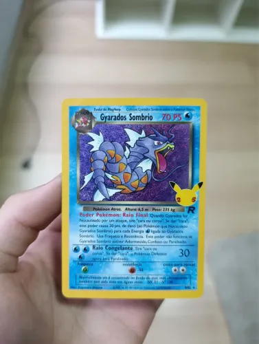 Carta Pokémon Gyarados Sombrio edição de aniversário 25