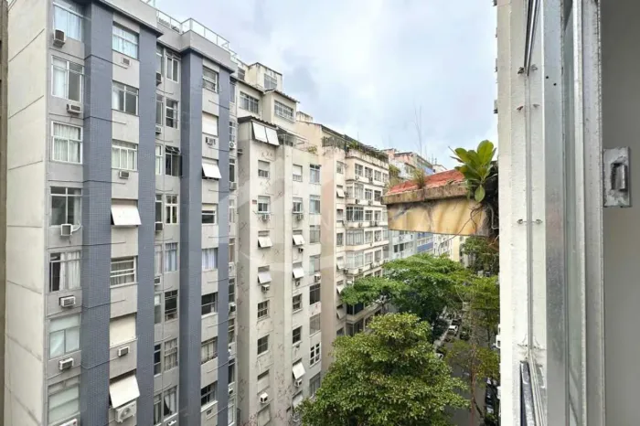 MARAVILHOSO 2 QUARTOS E AMPLO EM OTIMA LOCALIZAÇÃO DO LEME