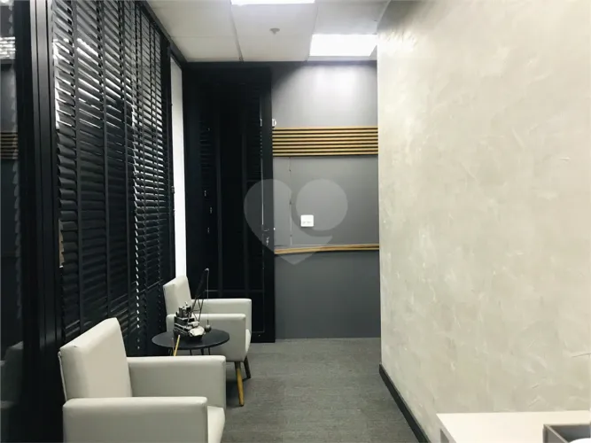 Salas com 3 quartos para locação em Centro - SP