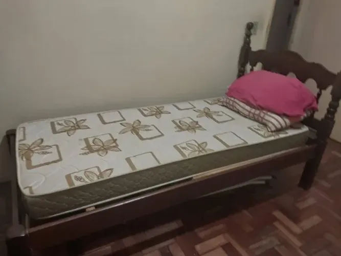 Cama de solteiro de imbuia maciça, super conservada. Sem colchão.