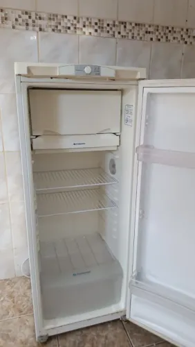 GELADEIRA EM EXCELENTE ESTADO