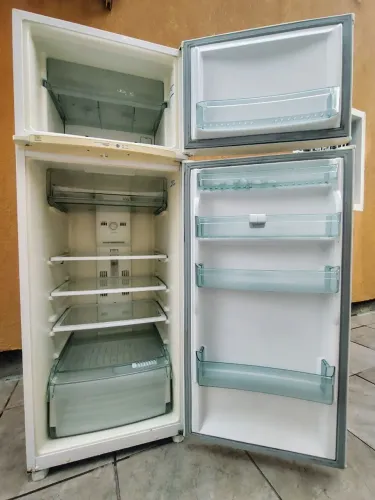 Geladeira 319 litros com garantia frost free