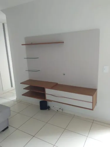 Painel de TVPainel de TV em MDF Off White/Freijó com Nichos e Prateleiras