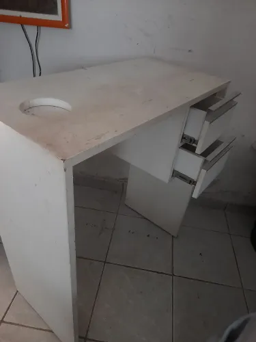 MESA BRANCA COM GAVETAS
