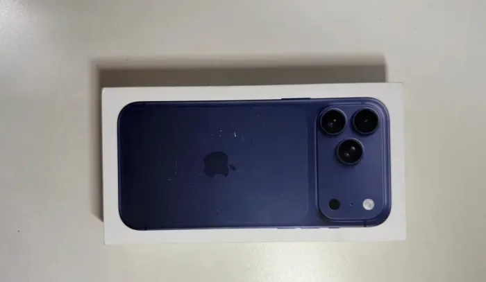Vendo caixa do iPhone 17 pro azul