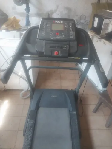 Vendo esteira elétrica profissional de academia funcionando perfeitamente
