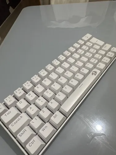 Teclado Mecânico Redragon Fizz formato 60%, na cor branca.