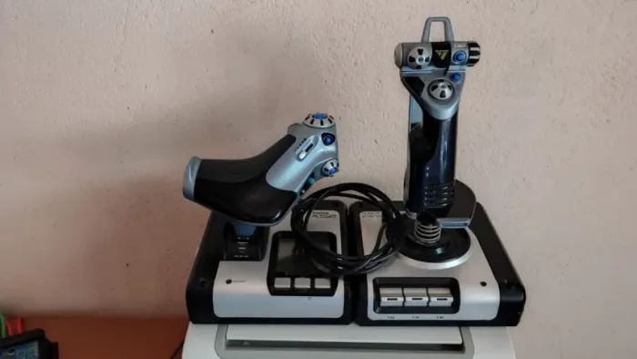 Controlador De Simulação Com Manete Acelerador Saitek X52 (Usado)